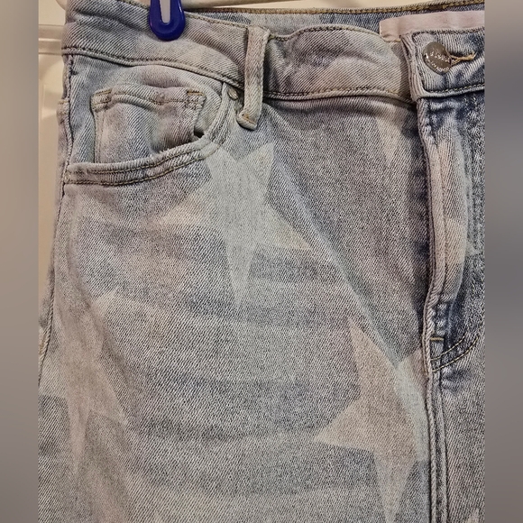 Women's Risen Star Patterned Distressed Jeans - Picture 2 of 4